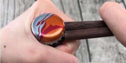 没开瓶器怎样开啤酒盖