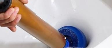 马桶堵了怎么解决（一招就搞定）