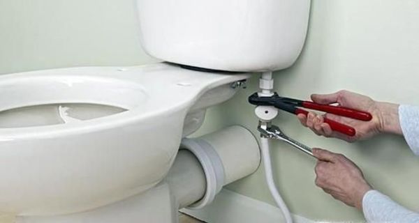 马桶堵了怎么办才好呢（通马桶和下水道的方法）