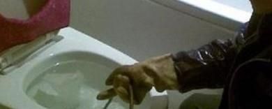 马桶堵了怎么解决（一招就搞定）