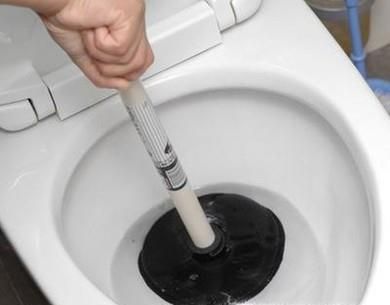 马桶堵了怎么办才好呢（通马桶和下水道的方法）
