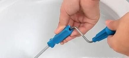 马桶堵了怎么办才好呢（通马桶和下水道的方法）