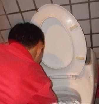 马桶堵了怎么办才好呢（通马桶和下水道的方法）