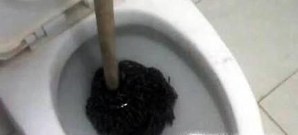 马桶堵了怎么办才好呢（通马桶和下水道的方法）