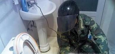 马桶堵了怎么办才好呢（通马桶和下水道的方法）