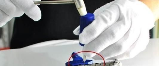 如何使用调表器调整钢制表链长短