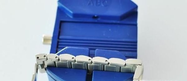 如何使用调表器调整钢制表链长短