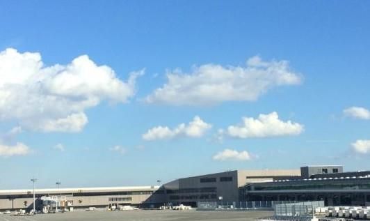 第一次坐飞机应该怎么坐