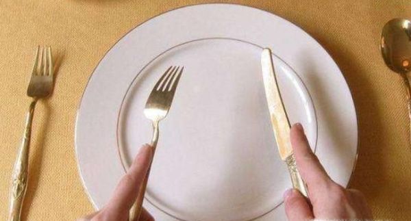 最正确的西餐餐具刀叉的用法/西餐刀叉怎么拿