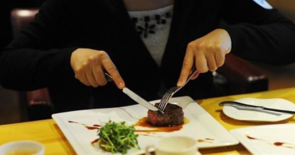 最正确的西餐餐具刀叉的用法/西餐刀叉怎么拿