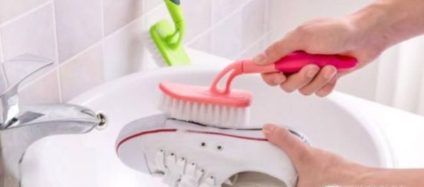 白鞋子发黄怎么办，如何把白鞋子洗白，防止发黄