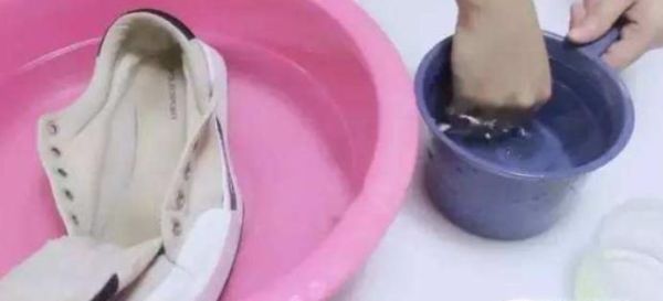白鞋子发黄怎么办，如何把白鞋子洗白，防止发黄