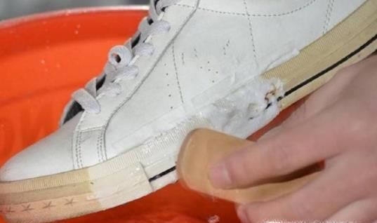 白鞋子发黄怎么办，如何把白鞋子洗白，防止发黄