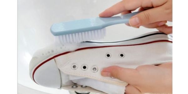 白鞋子发黄怎么办，如何把白鞋子洗白，防止发黄