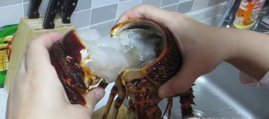 如何轻松处理生猛大龙虾