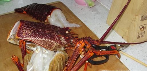 如何轻松处理生猛大龙虾