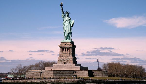 为什么自由女神像老站在纽约港？