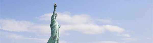 为什么自由女神像老站在纽约港？