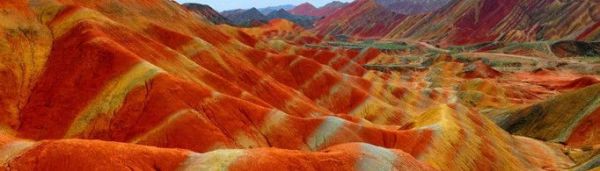 七彩丹霞地貌的成因是什么？