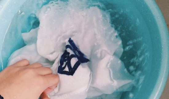 衣服上弄上水晶泥怎么去除