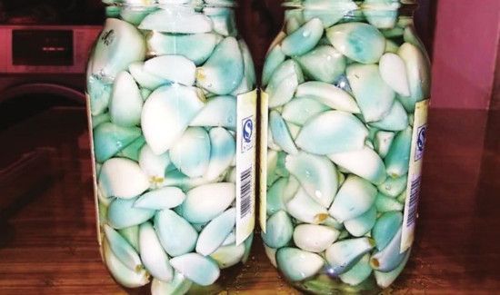 糖蒜变蓝色了怎么回事啊