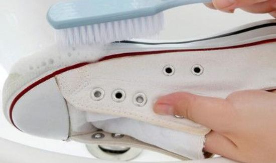 鞋子上面的黄斑怎么去除