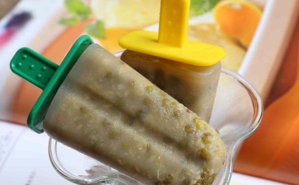 冰棍冒出的白气向上飘还是向下落？