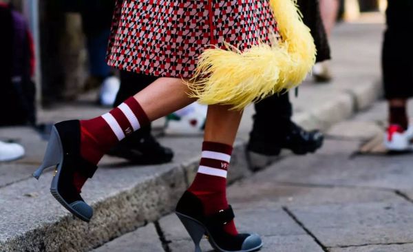 新买的袜子怎么会有一个洞？