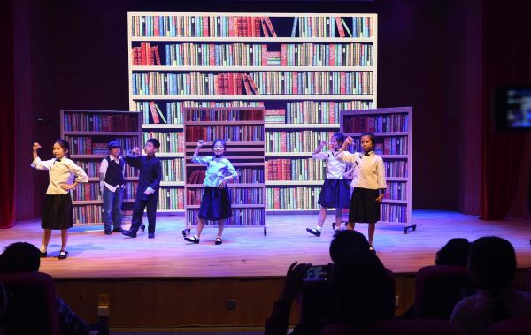 窃读记中的窃读是什么意思？