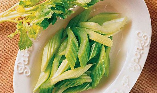 芹菜炒肉芹菜要焯水吗