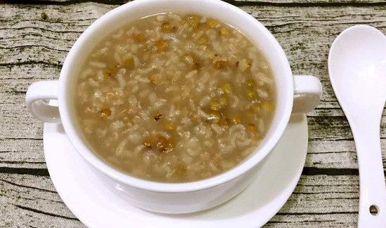 螃蟹和绿豆粥可以一起吃吗