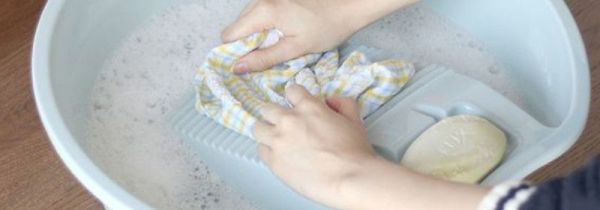 面粉能洗掉衣服上的油渍吗