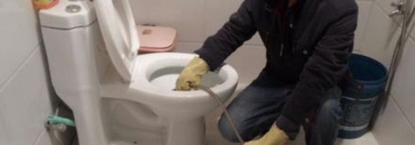 鞋刷掉进马桶堵了如何自己快速疏通