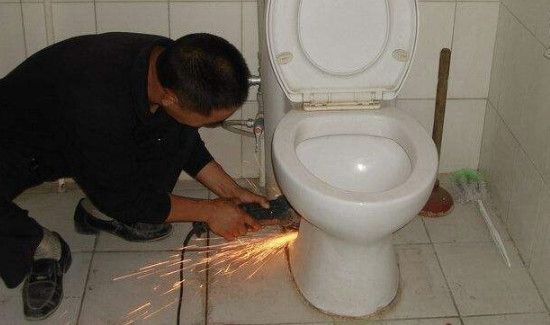 鞋刷掉进马桶堵了如何自己快速疏通