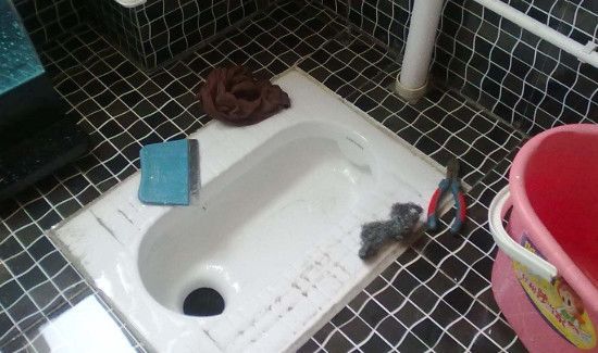 鞋刷掉进马桶堵了如何自己快速疏通