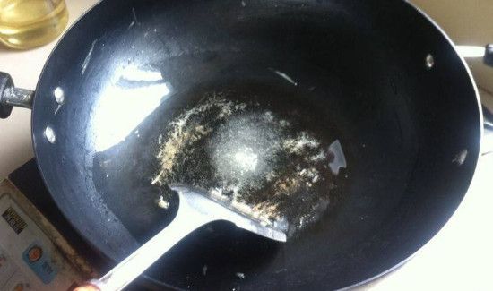 锅里有油能直接放水吗