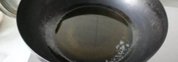 锅里有油能直接放水吗