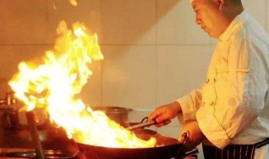 锅里有油能直接放水吗