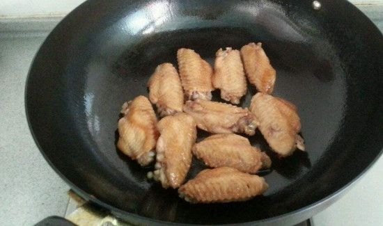 煎鸡翅怎么不粘锅窍门