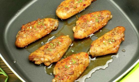 煎鸡翅怎么不粘锅窍门