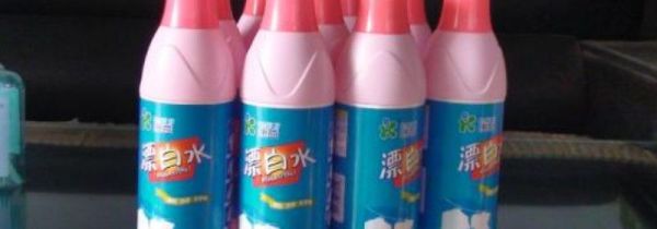 漂白液衣服变红色为什么