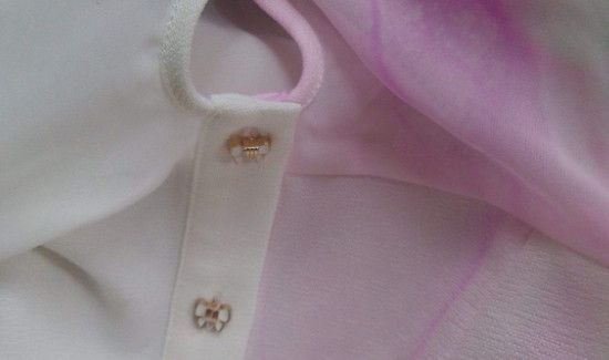 漂白液衣服变红色为什么