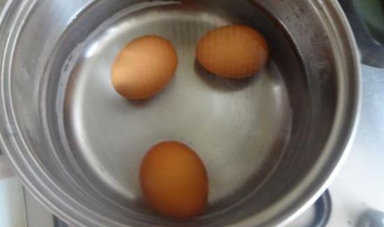 煮鸡蛋为什么会裂开