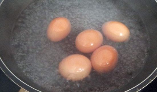 煮鸡蛋为什么会裂开