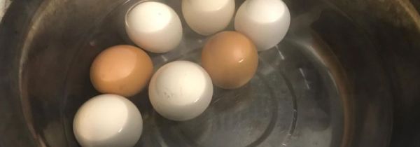 煮鸡蛋为什么会裂开