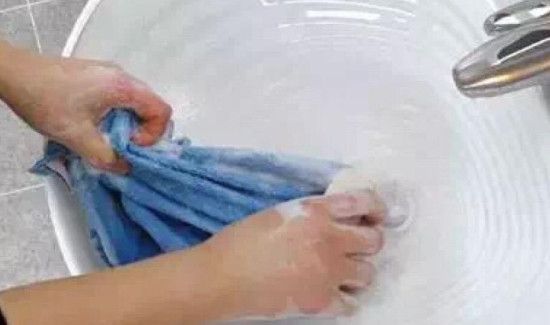 青核桃皮染到衣服上怎么洗掉