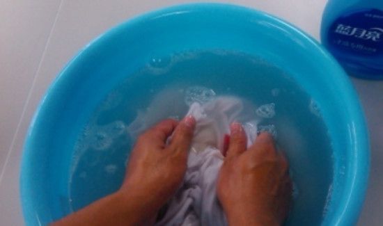 辣椒油弄到白色衣服怎么洗