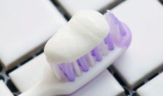 水晶泥粘在纸上怎么把它快速去除?