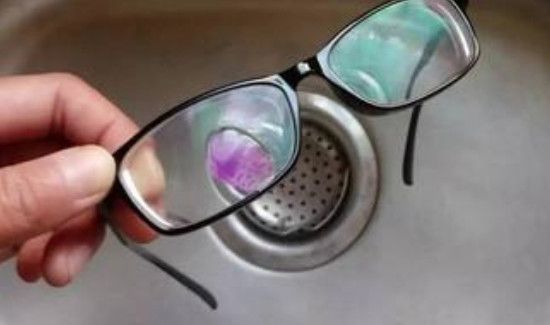 眼镜发黄了用什么清洗