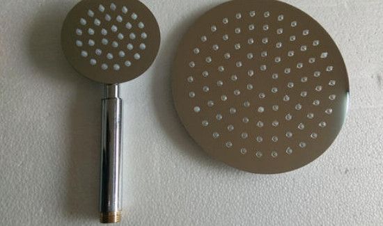 热水器水黄可以洗澡吗